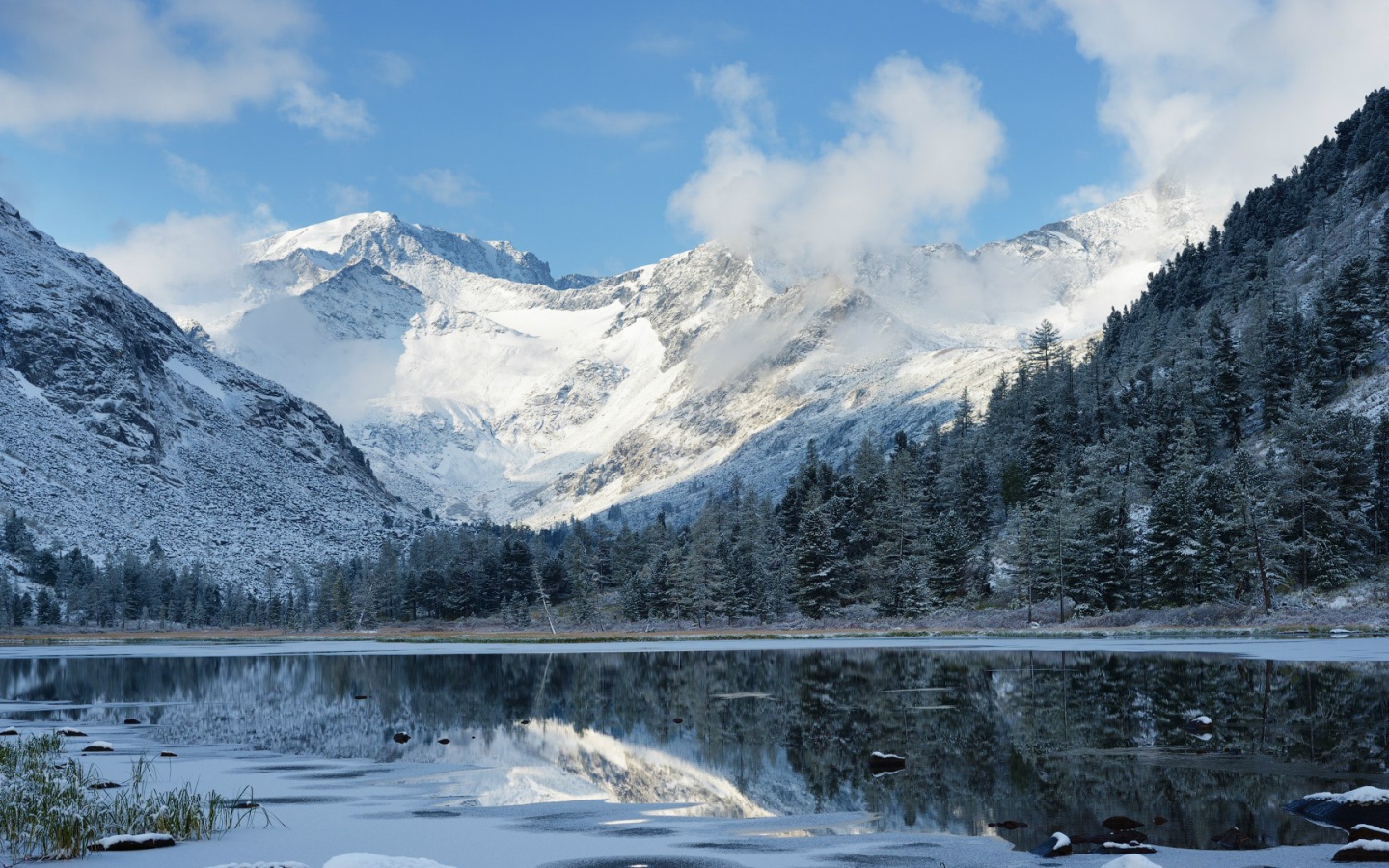 Заснеженные вершины Алтая