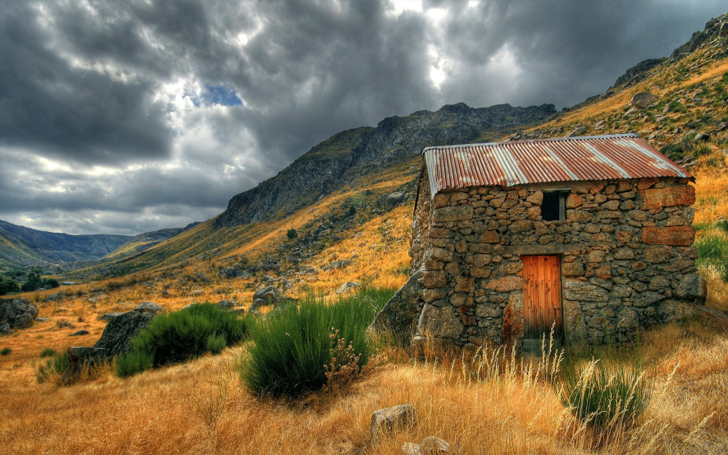Каменный сарай в горах