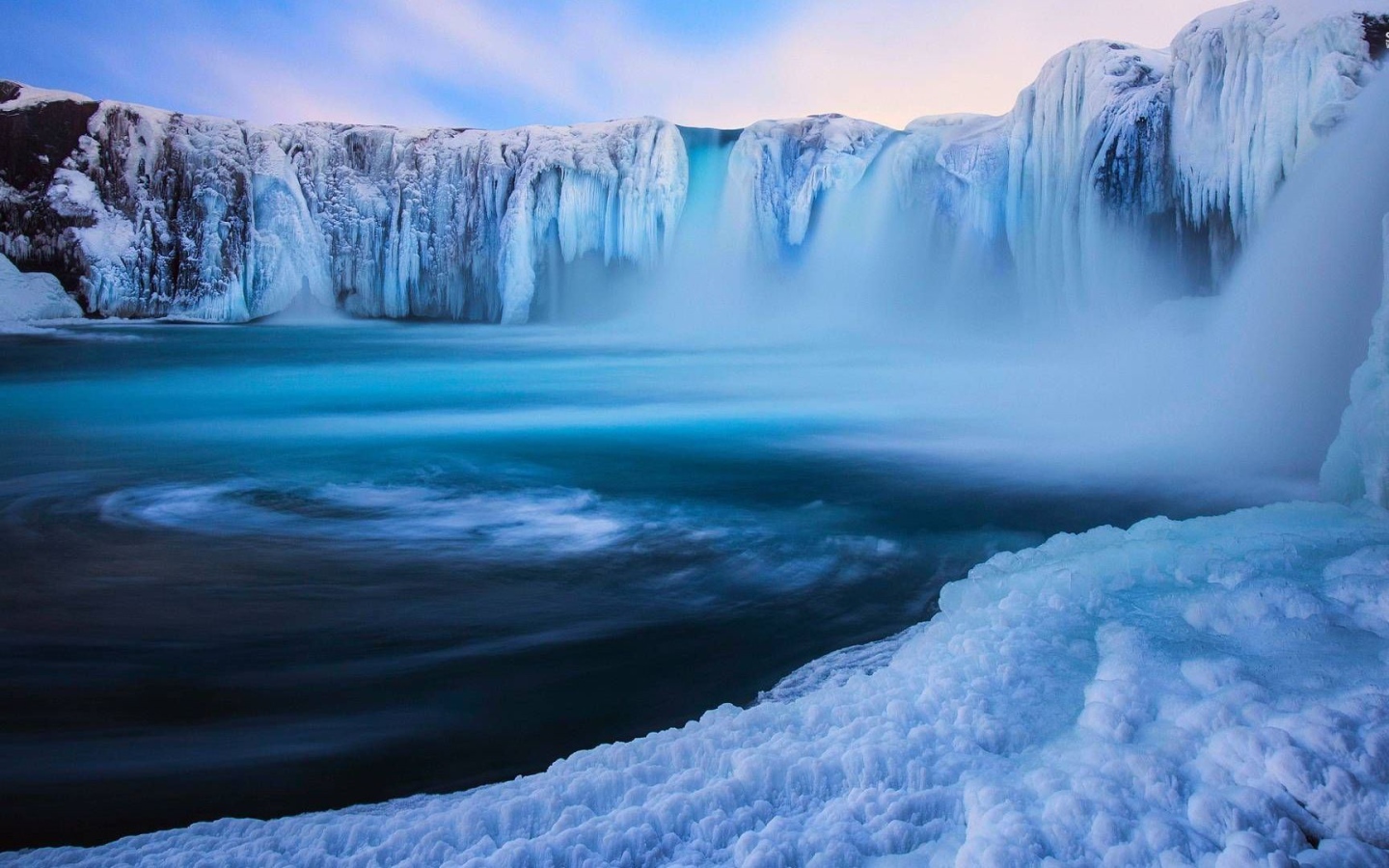 Водоворот у водопада в горах
