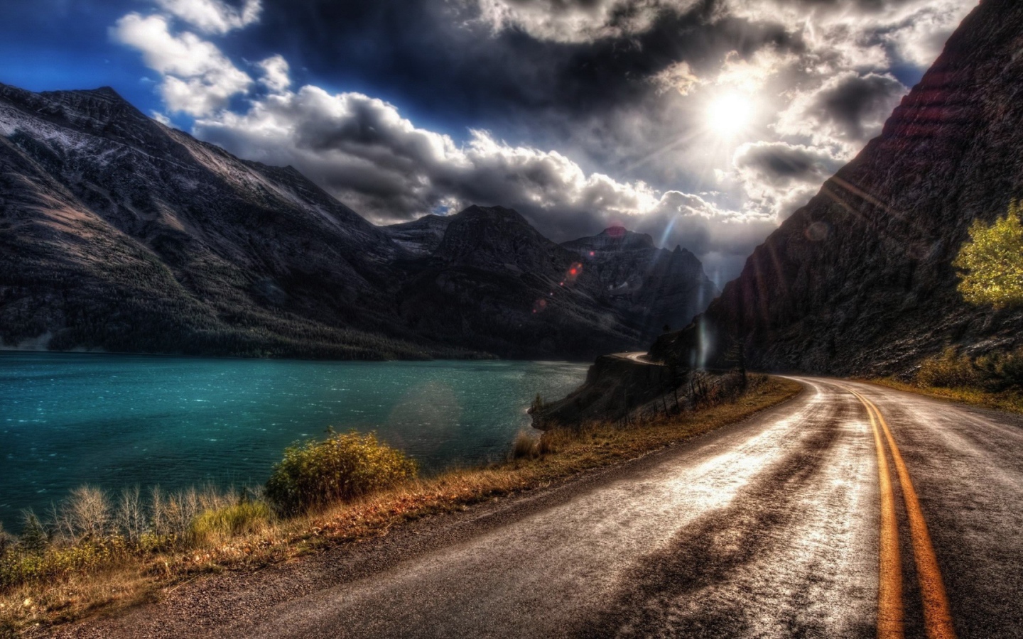 Дорога по берегу реки в горах