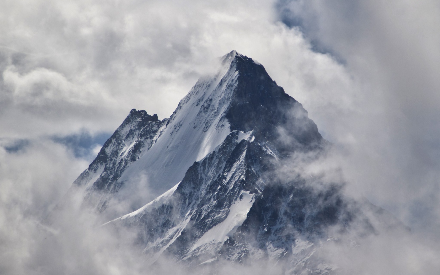 Вершина горы в окружении облаков