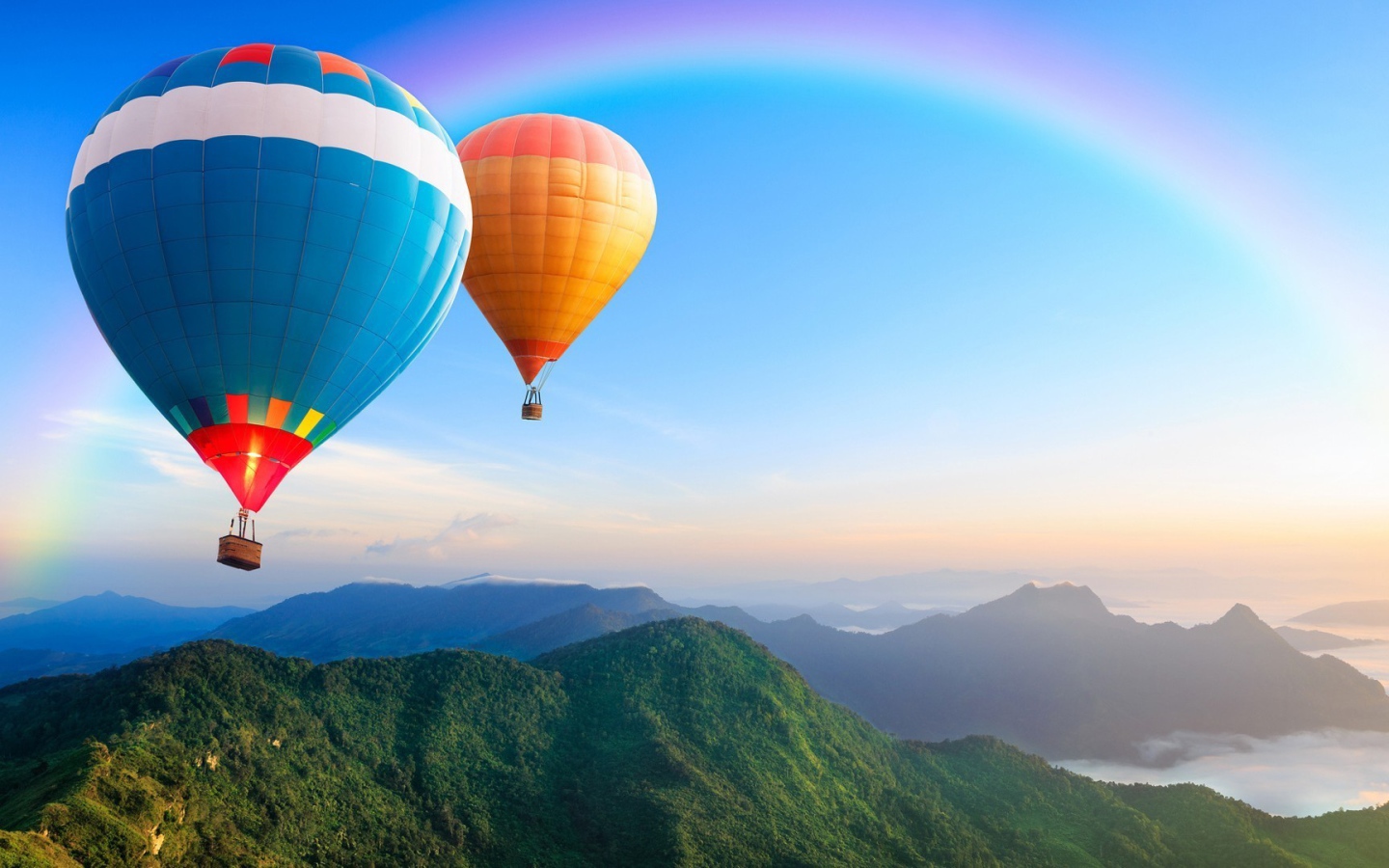 Два воздушных шара над горами
