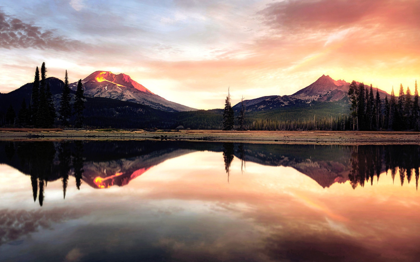 Две горы отражаются в воде озера