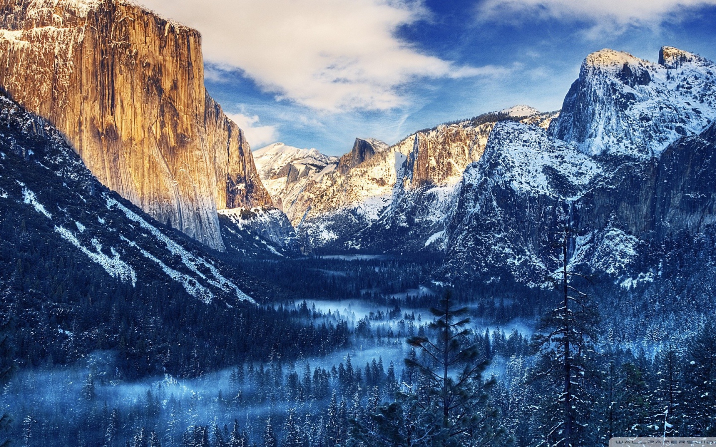 Долина среди заснеженных скал