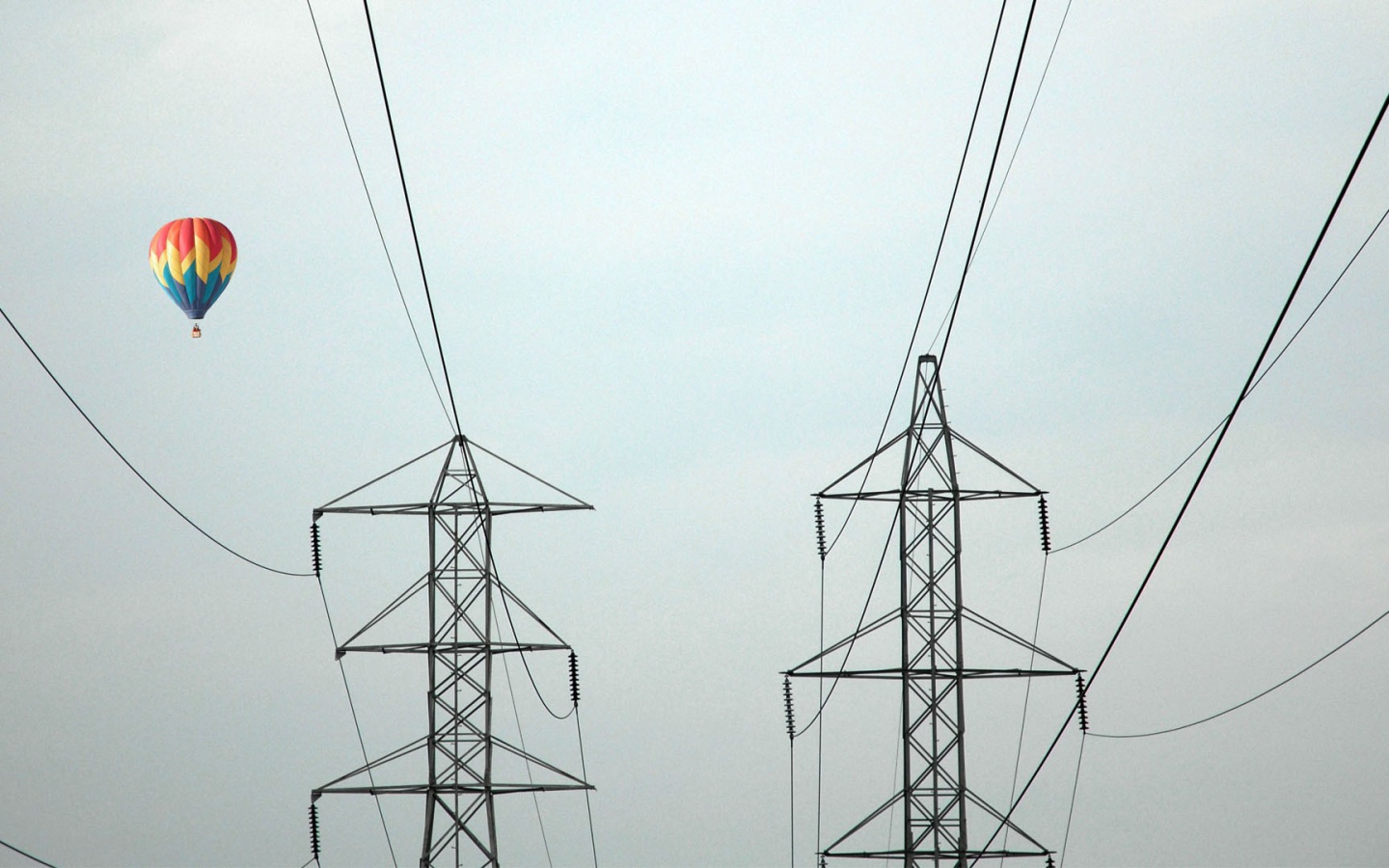 Воздушный шар над ЛЭП