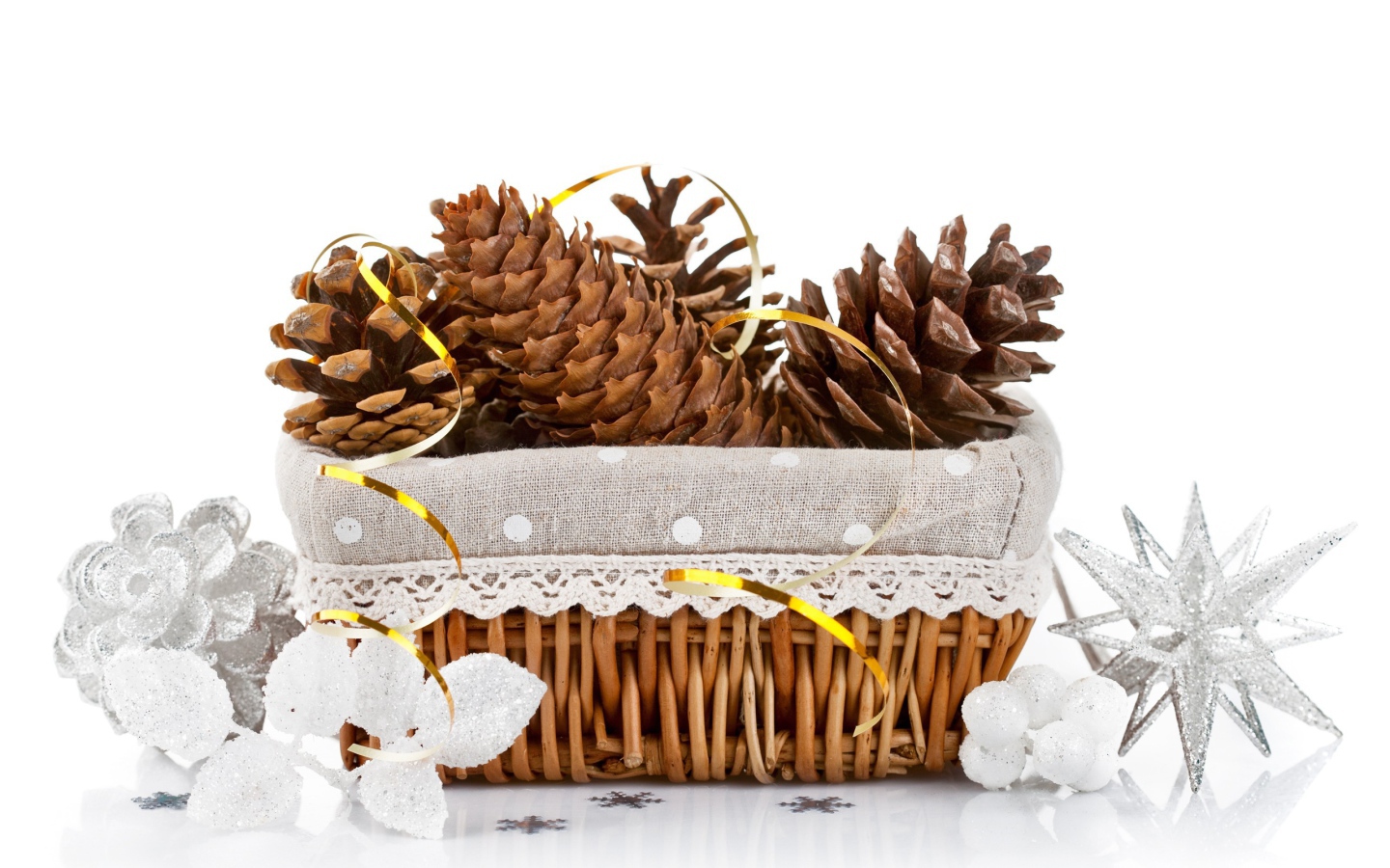 Корзина с еловыми шишками