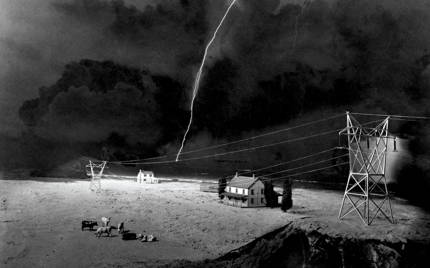 Молния ударила в провода