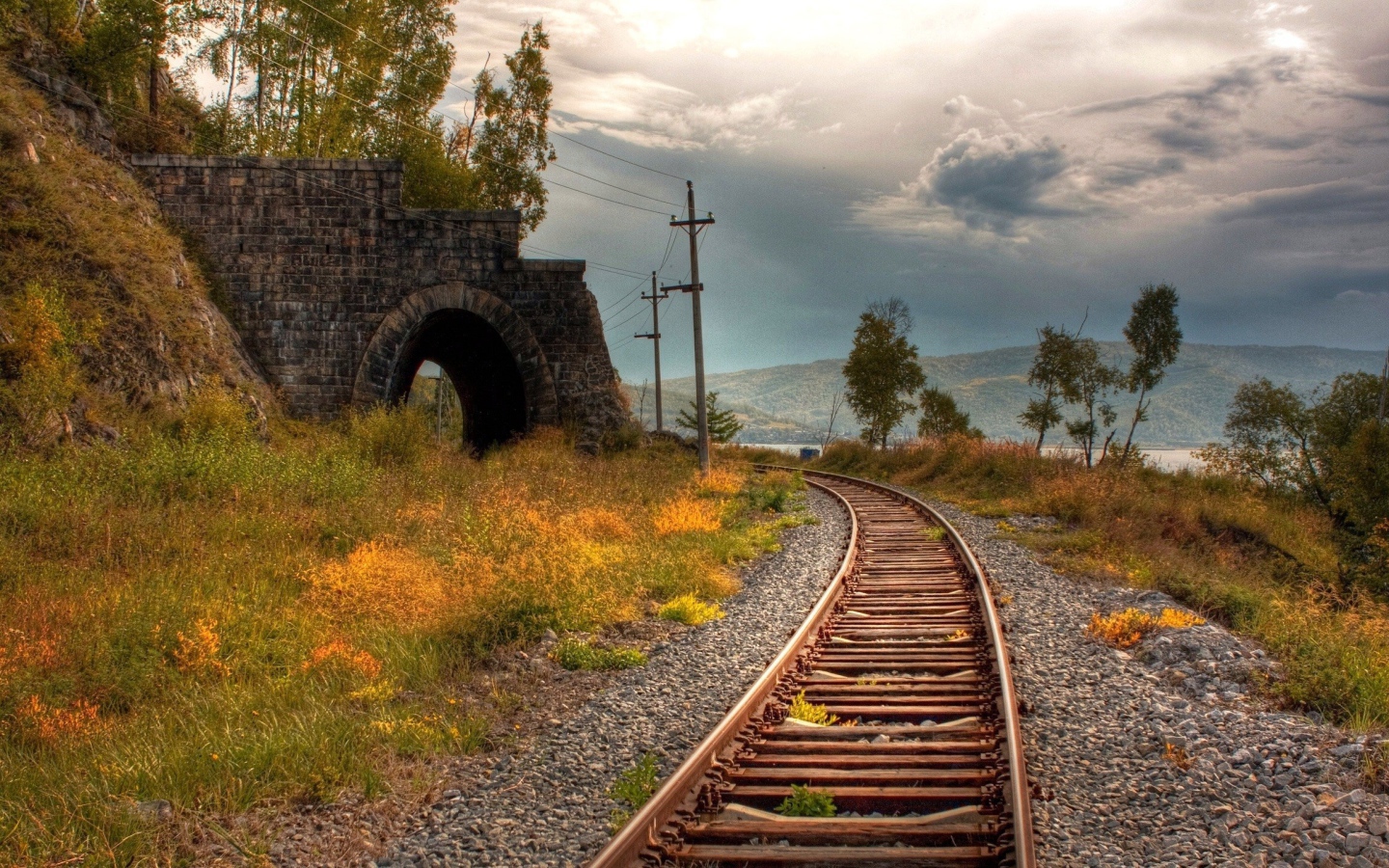 Старая железная дорога у разрушенного тоннеля