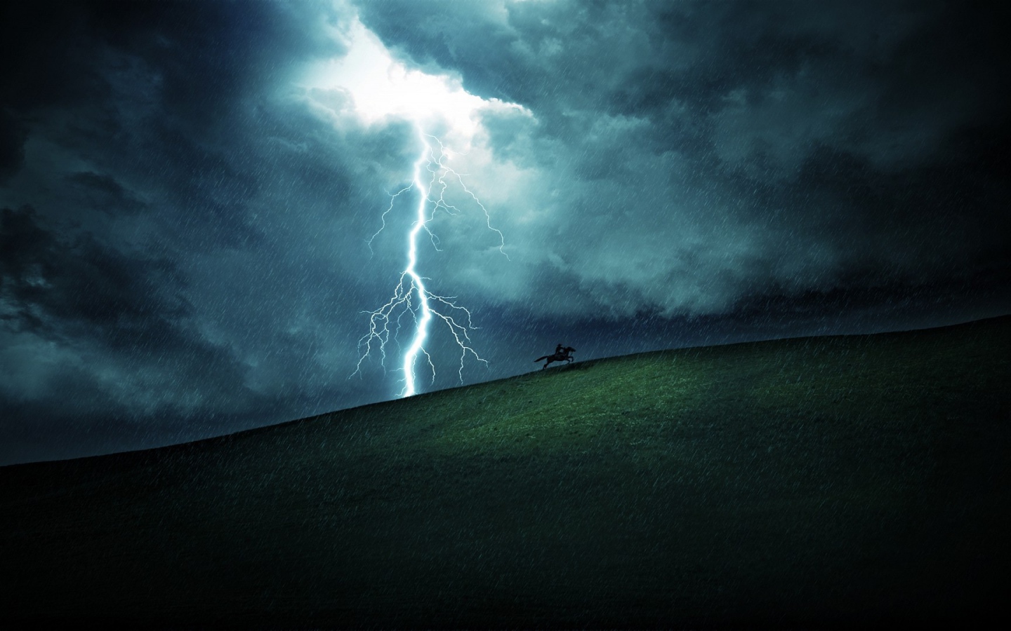 Всадник убегает от молнии и грозы