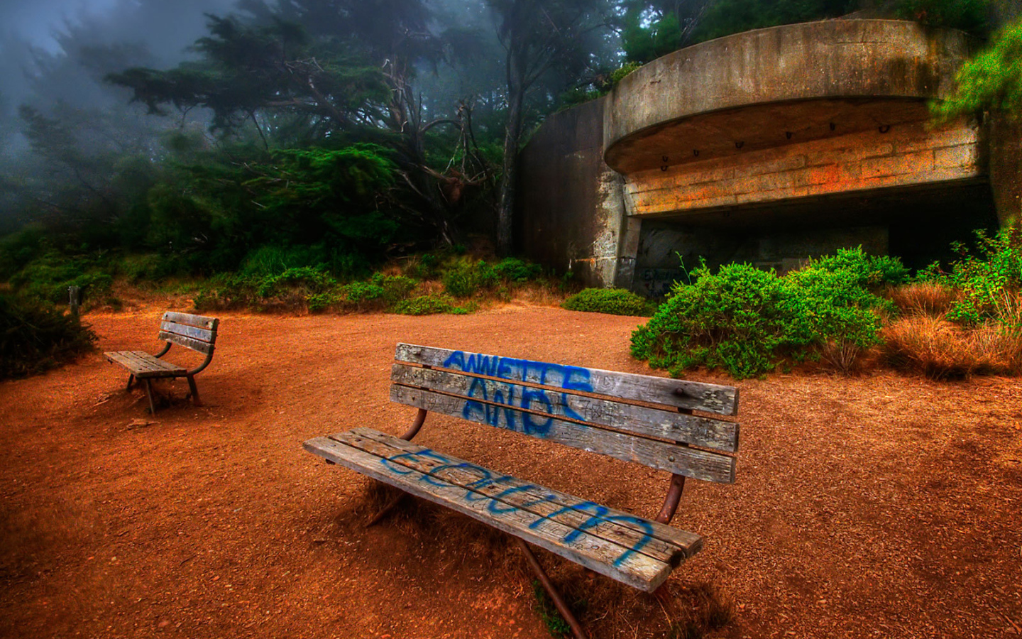 Надпись на скамейке