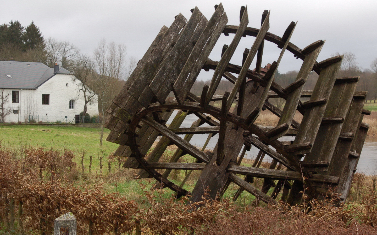 Старое колесо водяной мельницы