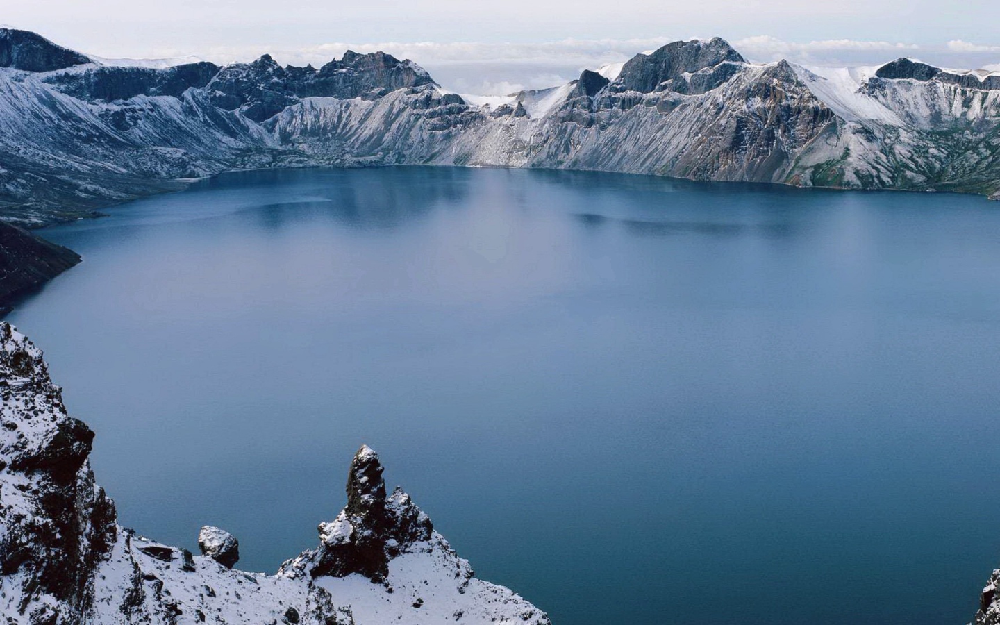 Темное озеро в жерле старого вулкана