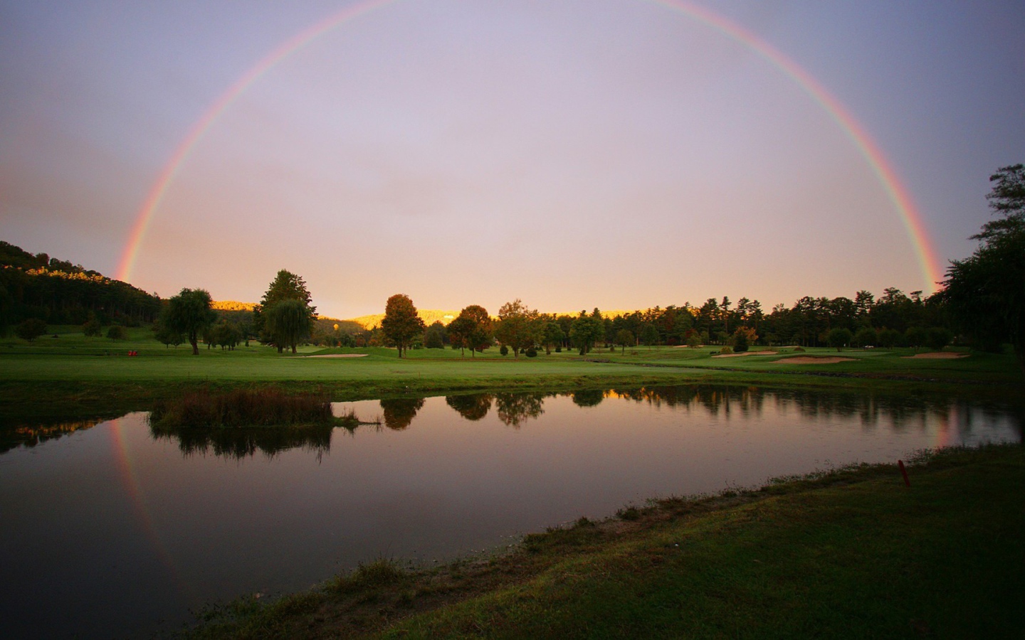 Радуга после дождя над озером