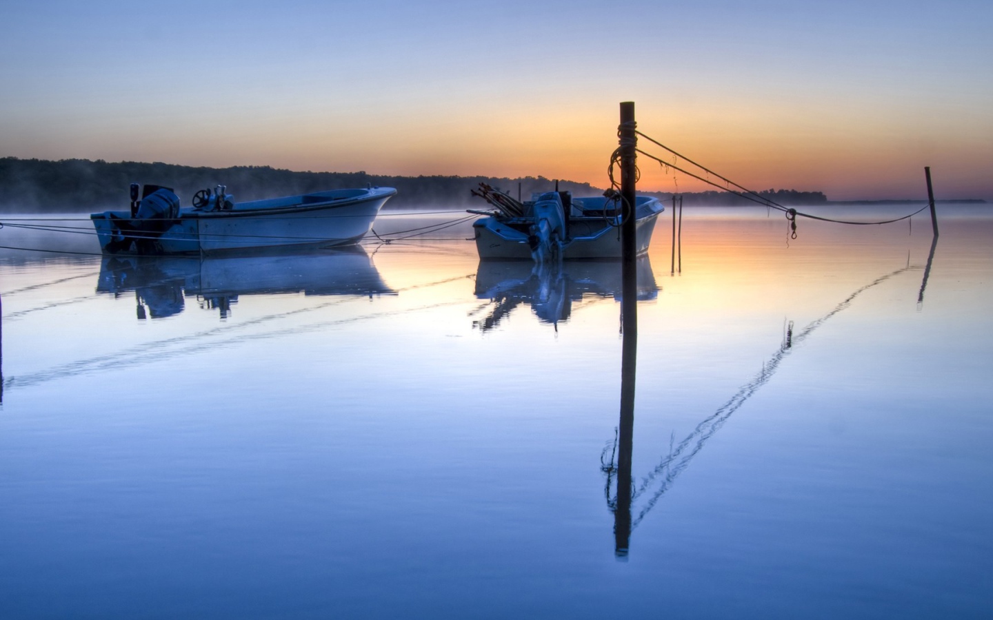 Две моторных лодки на тихой глади озера