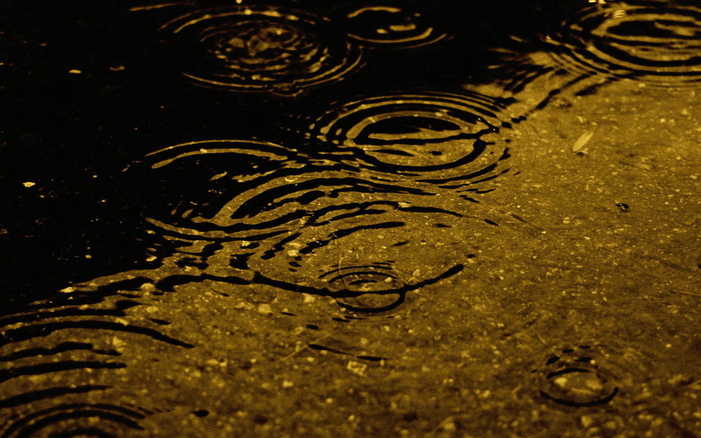 Капли дождя на воде