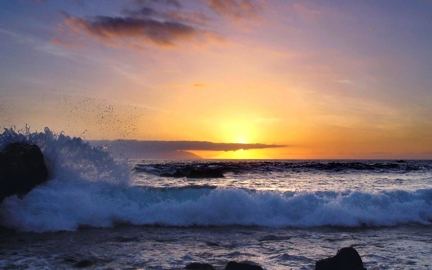 Большие волны на закате
