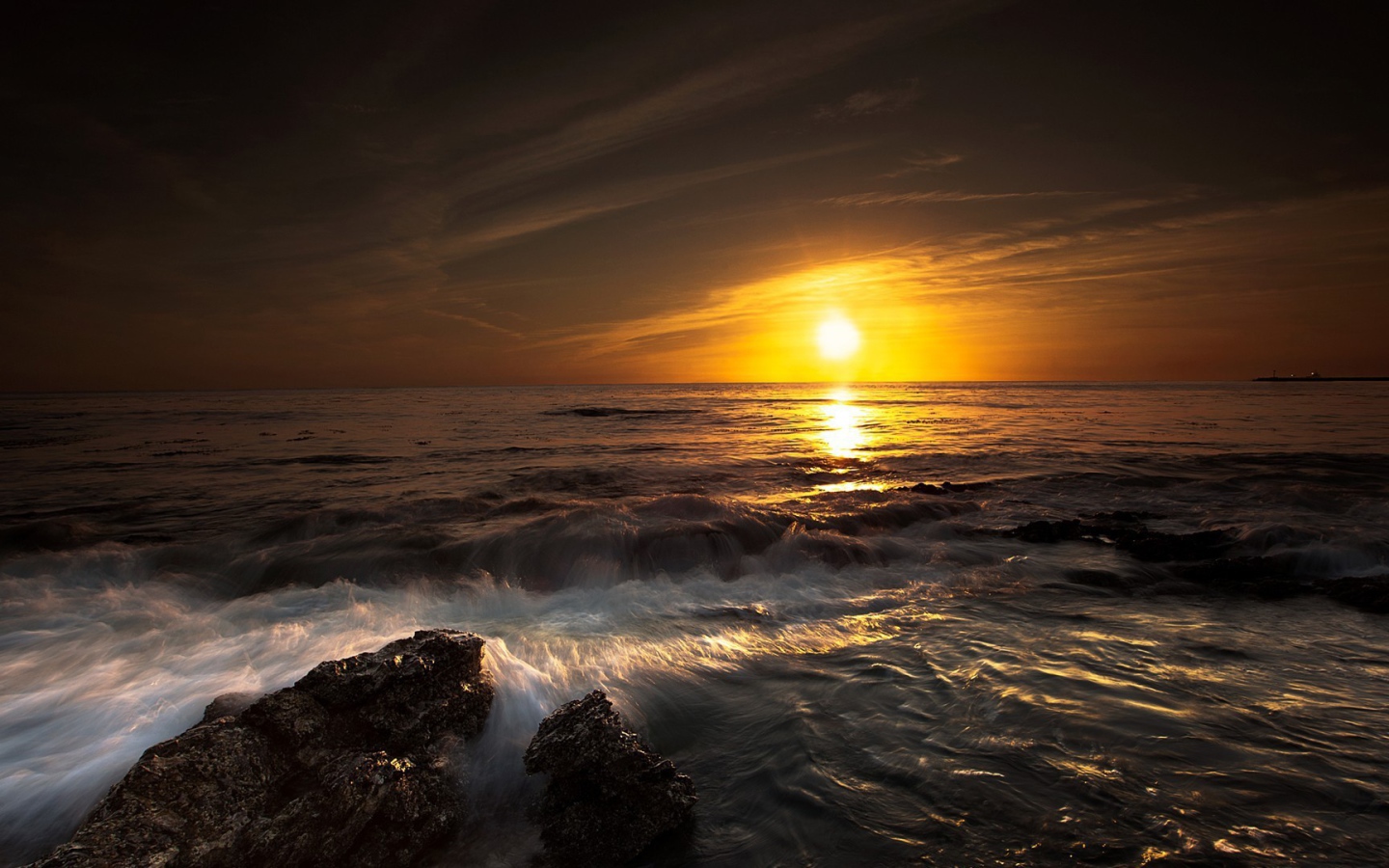 Темная вода бурного моря на закате