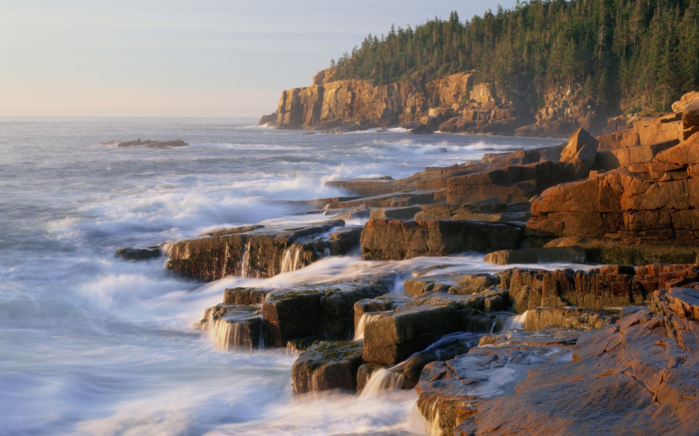 Пенистый прибой у прибрежных скал