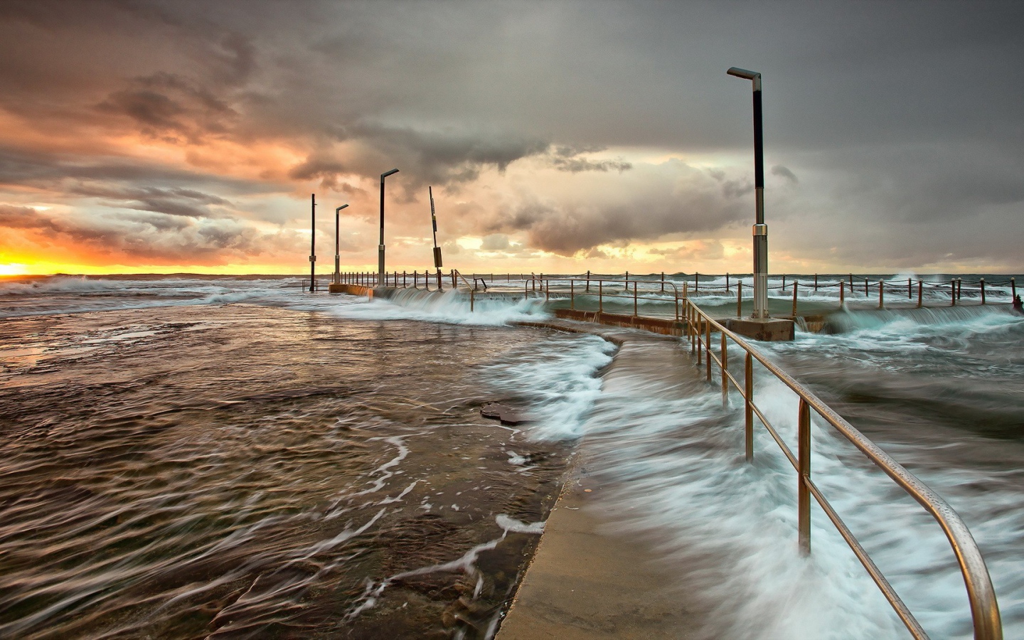 Морской причал во время шторма