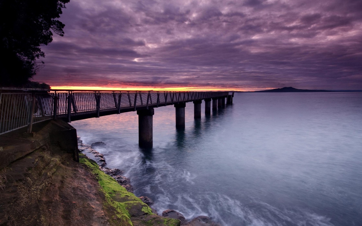 Пирс в заливе на бетонных сваях