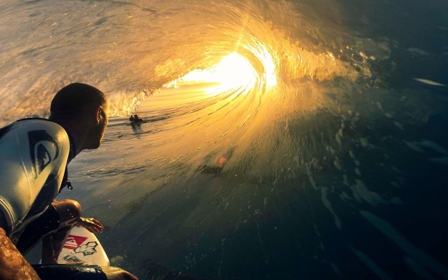 Серфер внутри хорошей волны