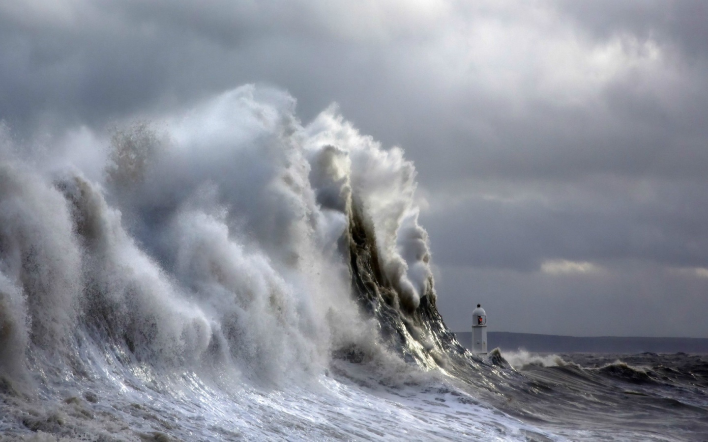 Волна накрывает маяк