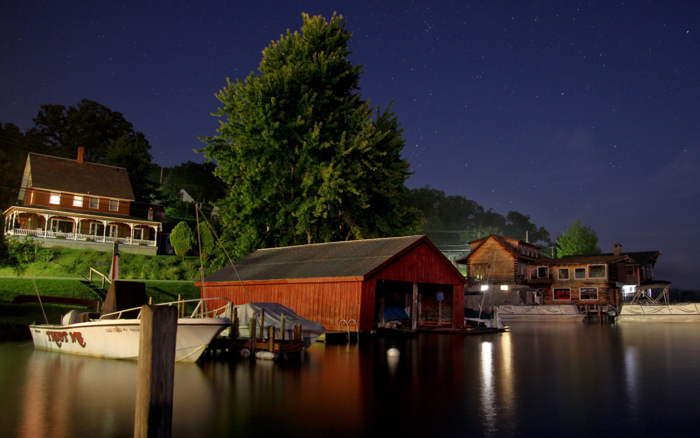 Причал для лодок ночью