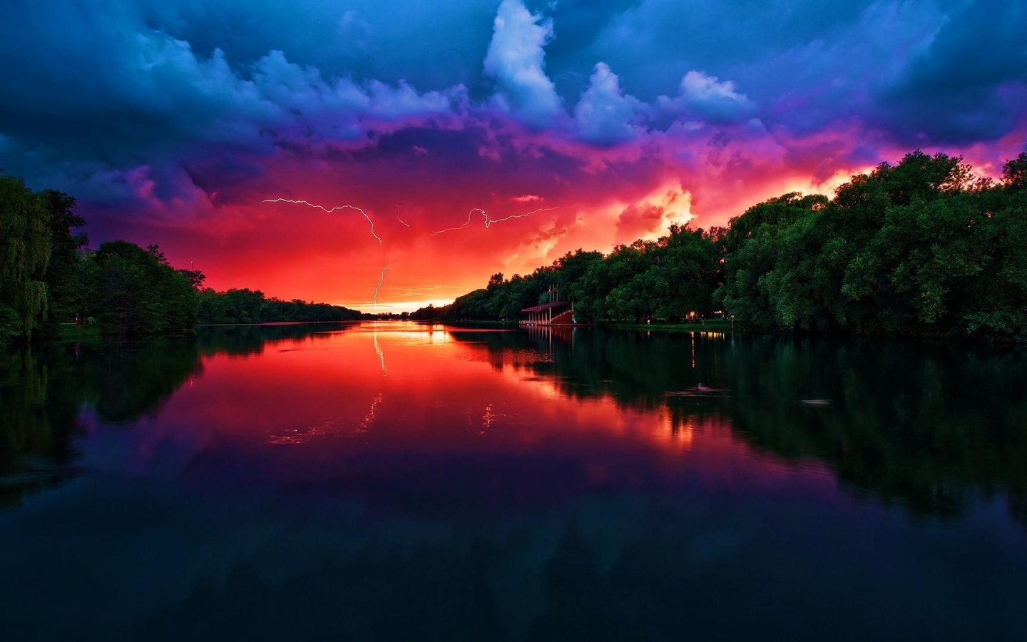 Молнии в грозовом облаке на закате