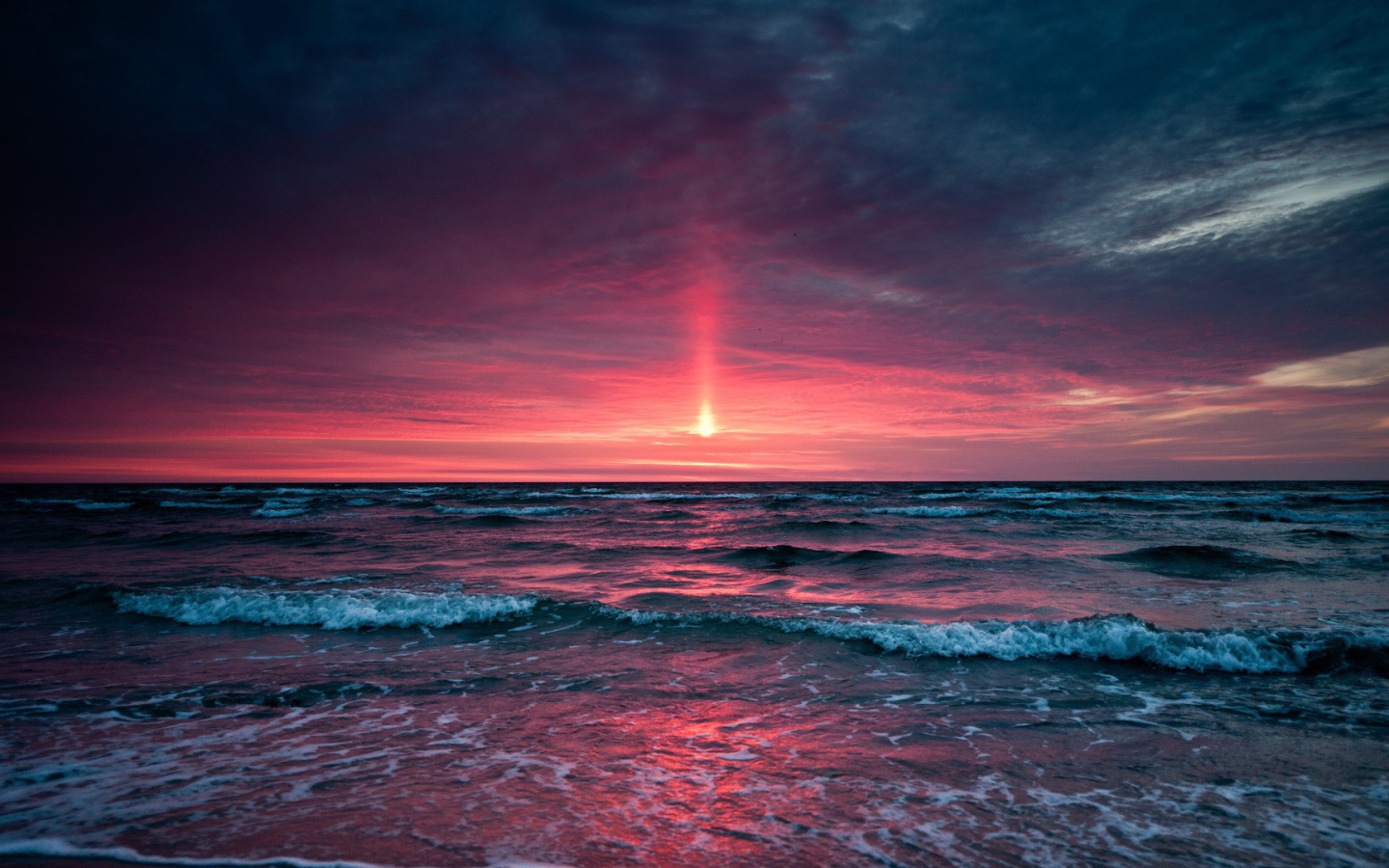 Розовое небо на закате в море