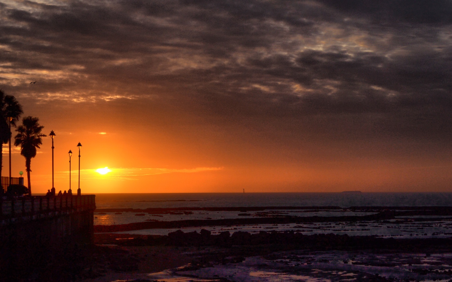 Закат на набережной в Испании