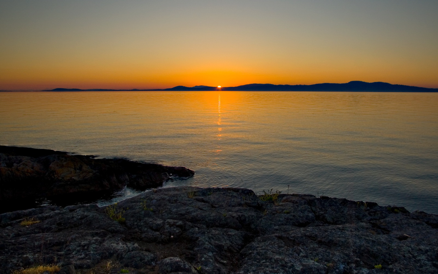 Солнце зашло за берег залива