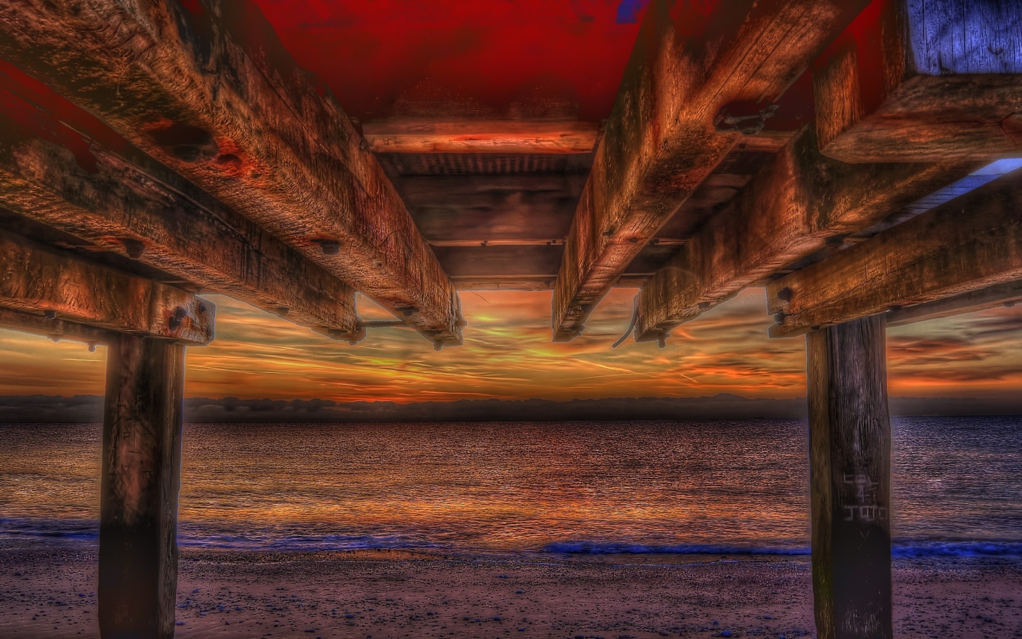 Вид на закат из-под навеса на пляже