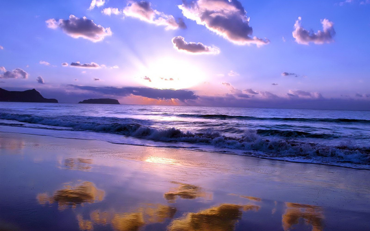 Отражение облаков на пляже