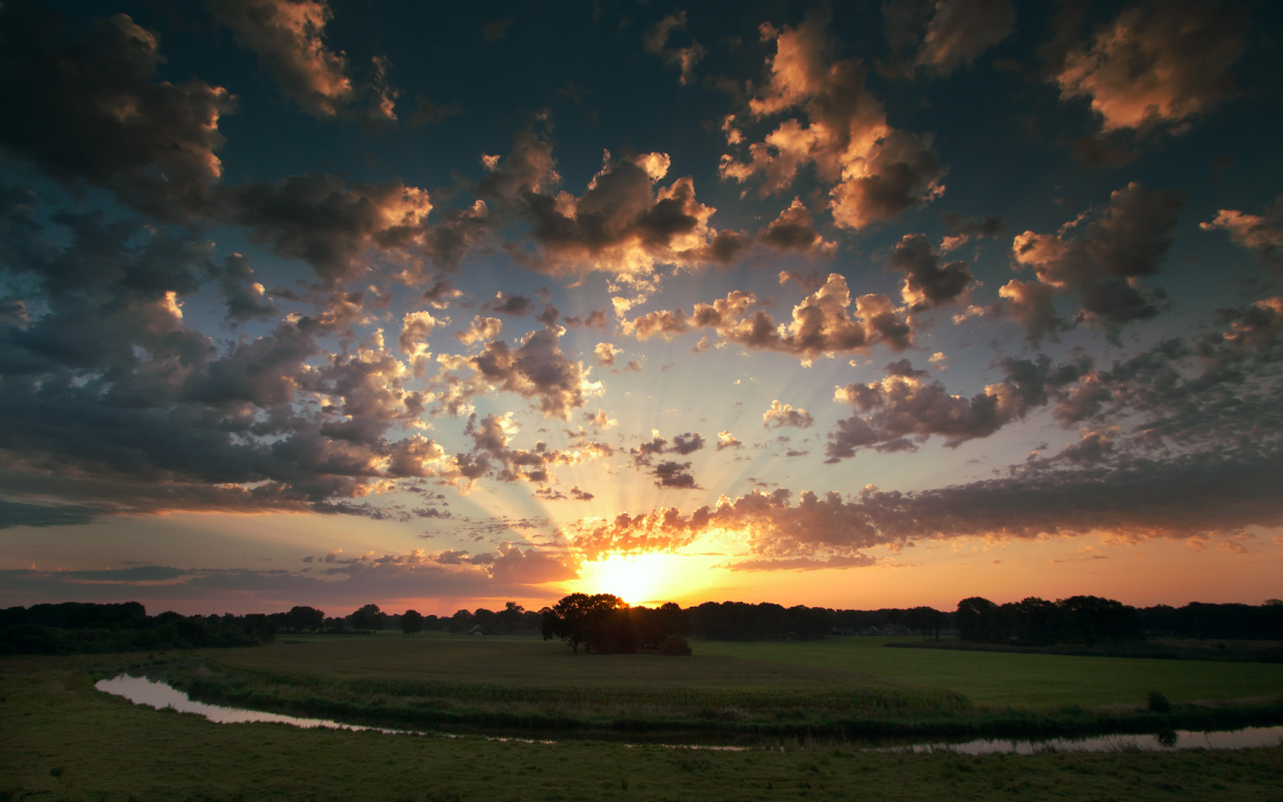 Закат на поле у реки