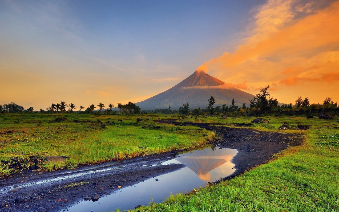 Дымок из недр дремлющего вулкана