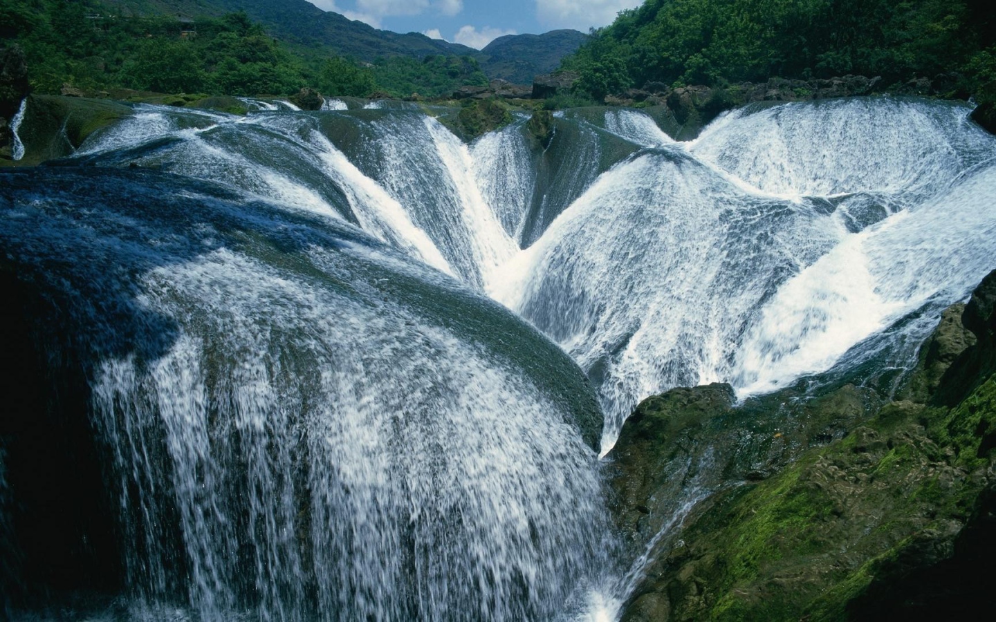 Необычный водопад в овраг
