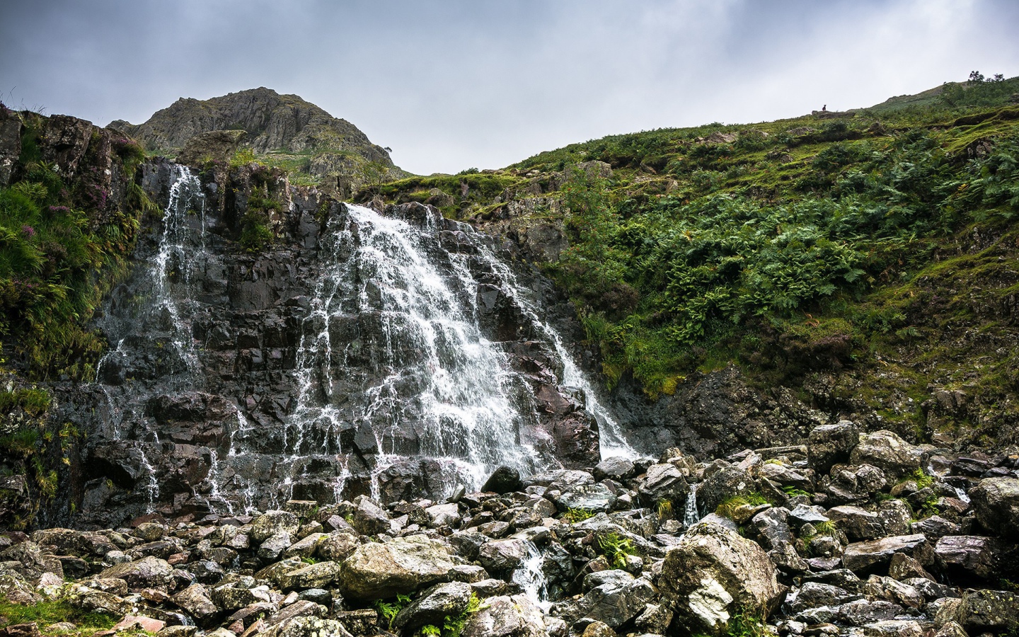 Вода течет по камням с холма
