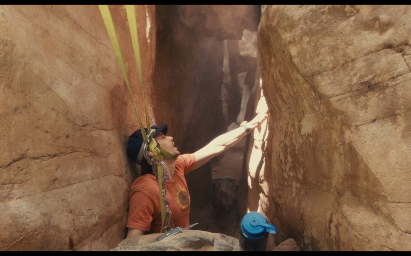 Спелеолог зажат среди скал