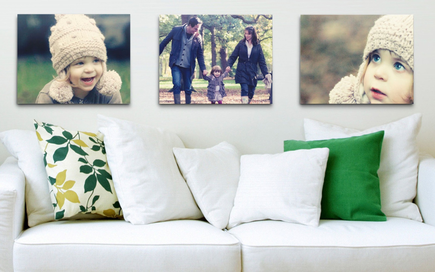 Фото семьи над диваном в гостиной