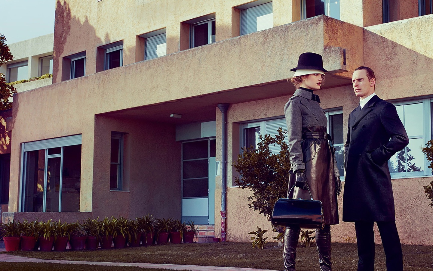 Мужчина и женщина в стиле ретро у дома