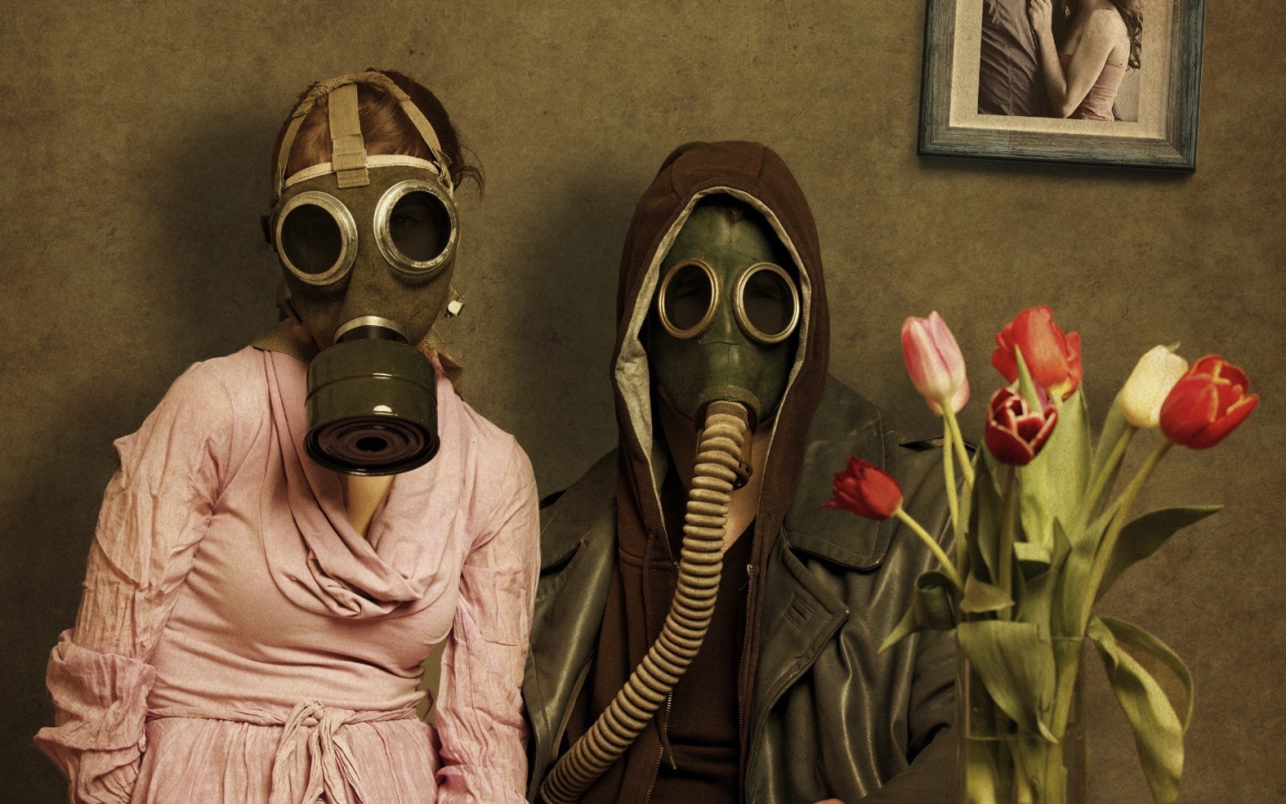 Люди в противогазах с букетом