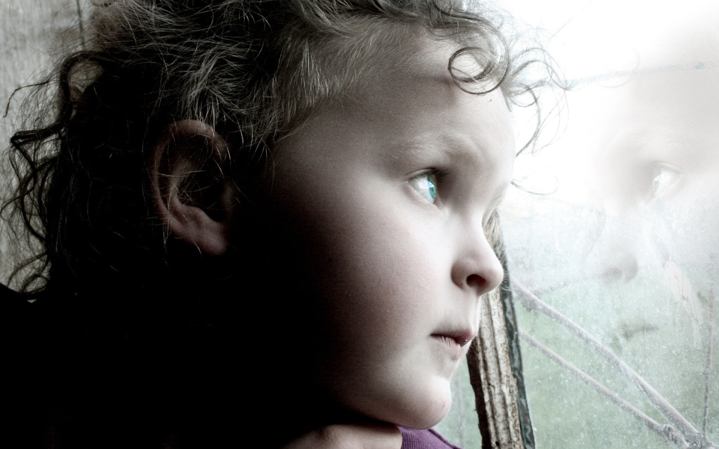 Ребенок смотрит в окно