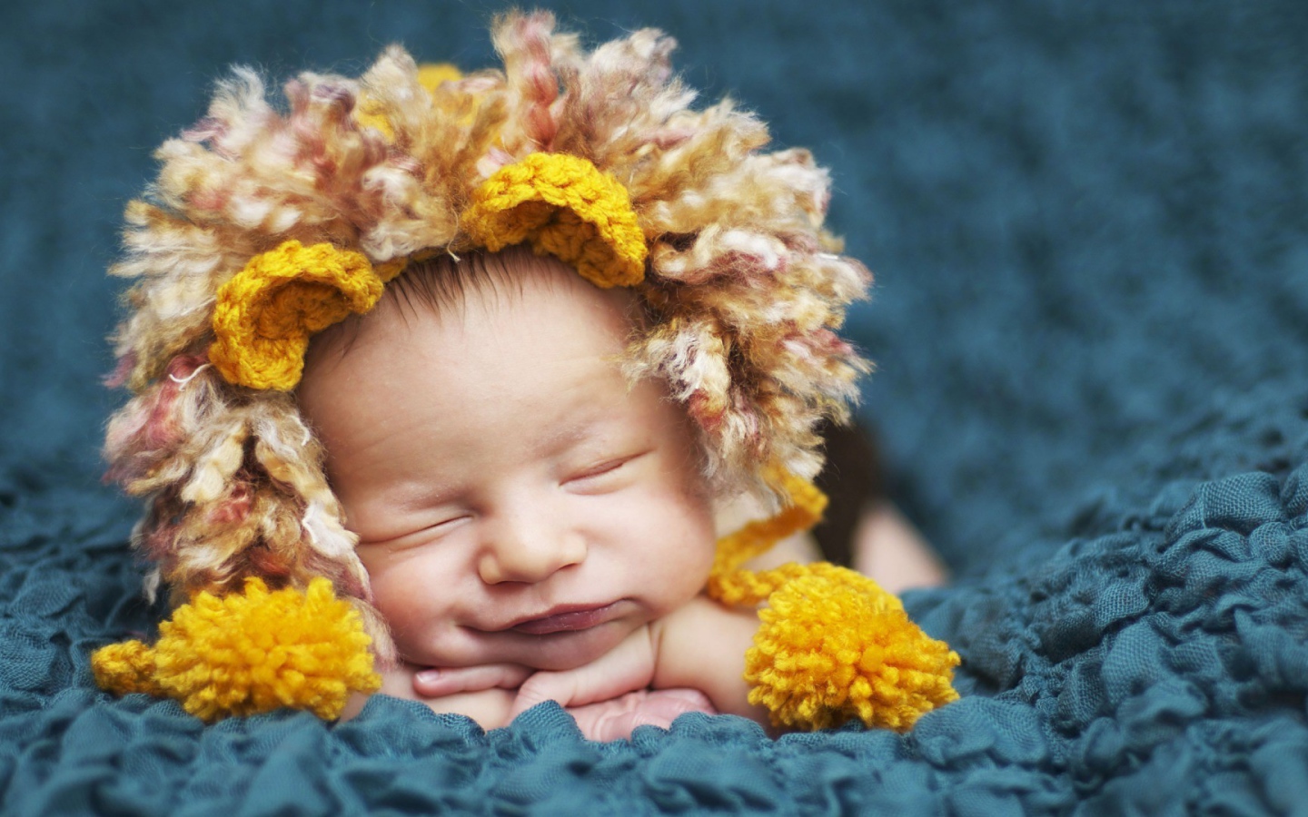 Ребенок спит в забавной шапке