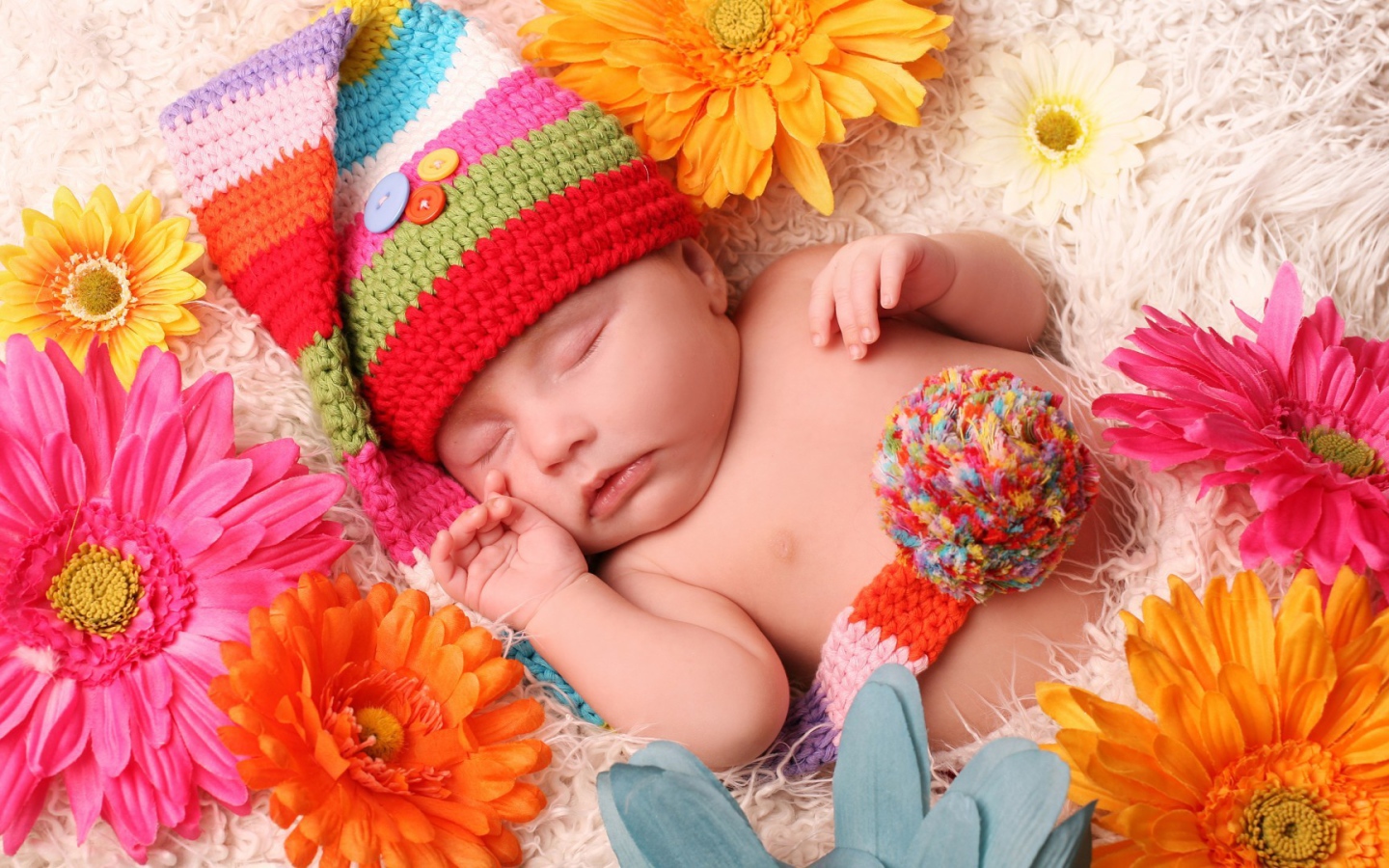 Малыш спит в постели среди цветов