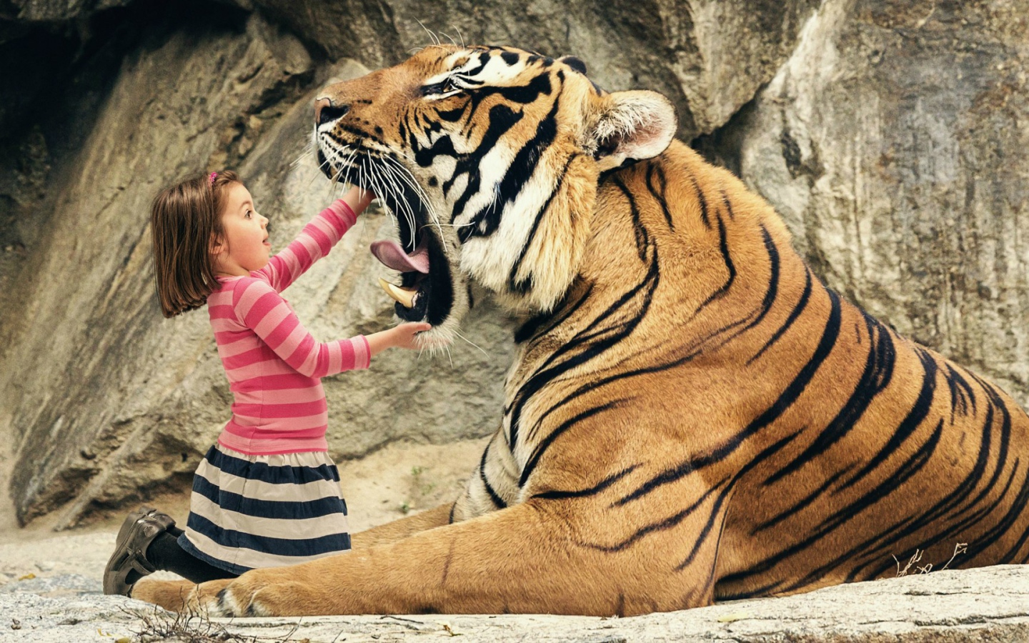 Девочка смотрит в пасть тигра