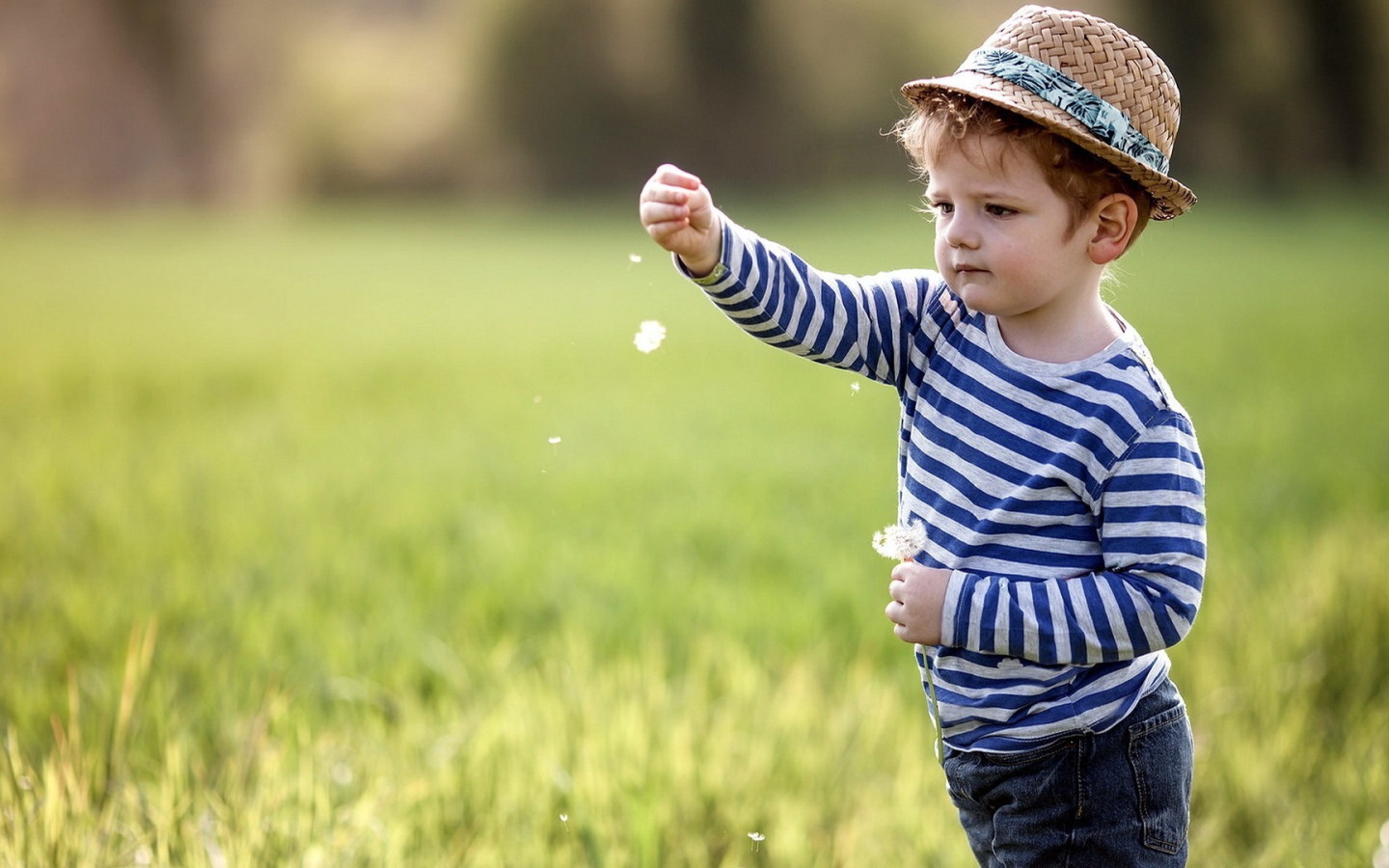 Мальчик в полосатой кофточке