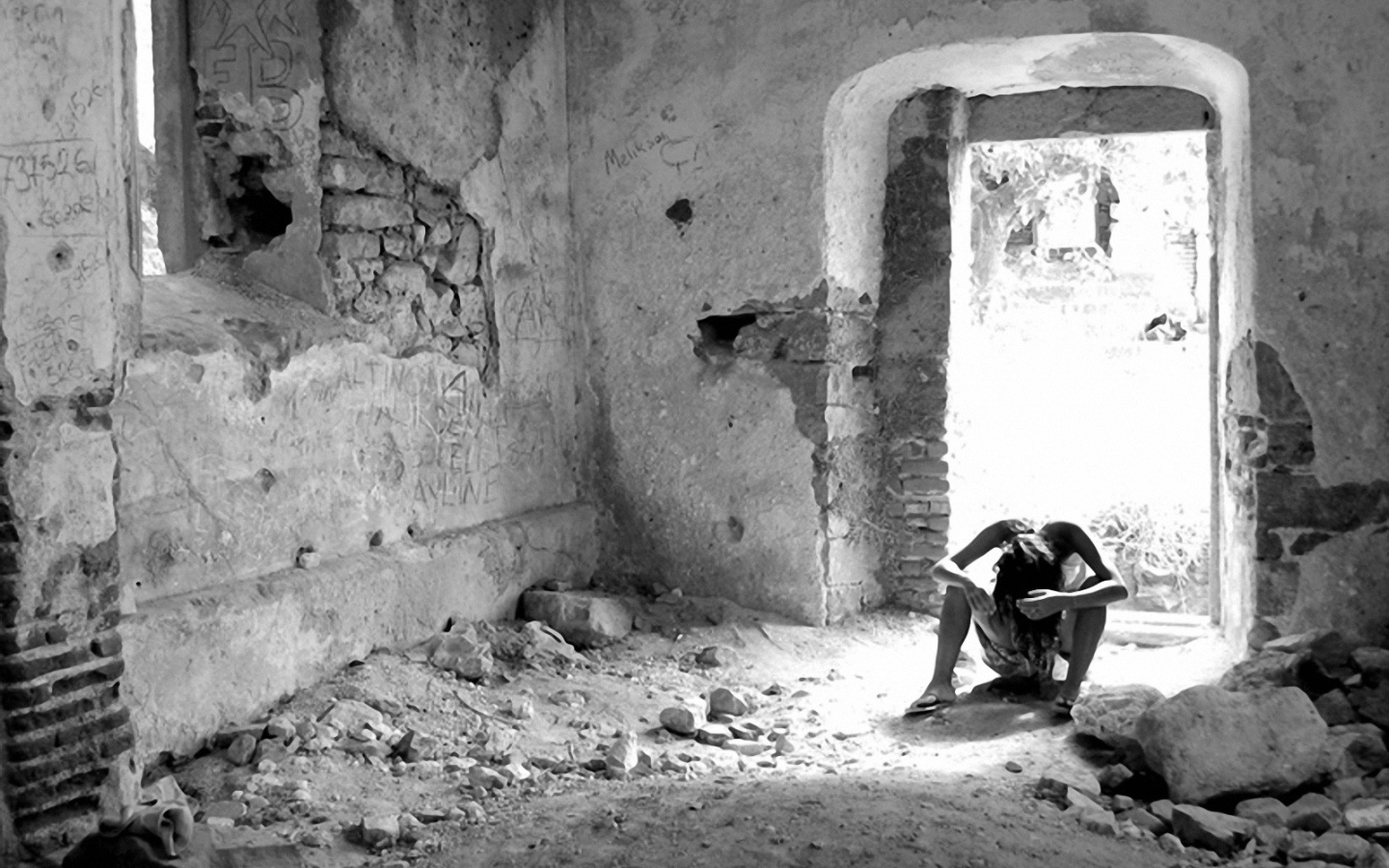 Человек на развалинах дома