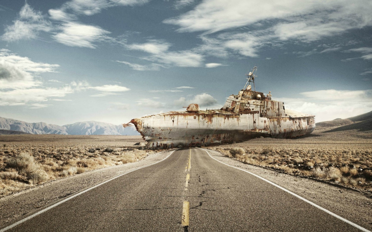 Подводная лодка в пустыне