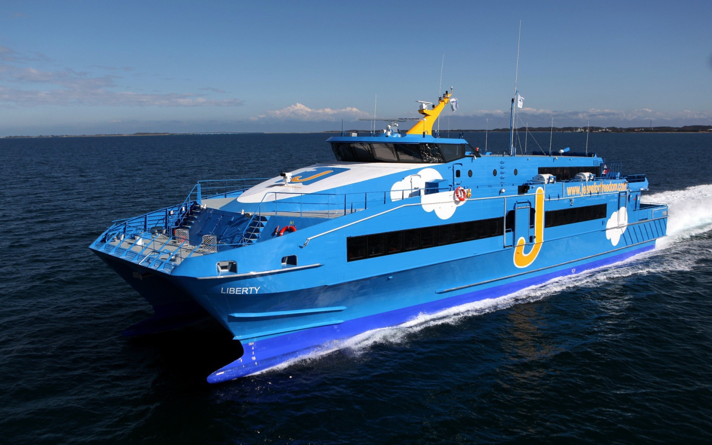 Голубая яхта Либерти
