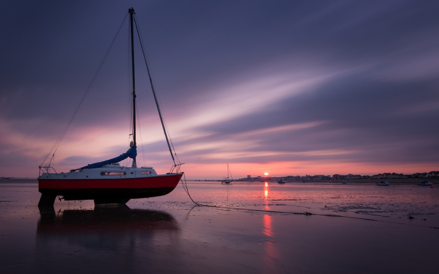 Катер на суше во время отлива